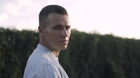 Young guy in the park looking at the camera 库存影片 145986248