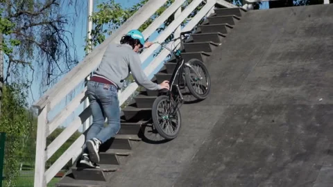 Young guy raises his bmx on a springboard Stock-Footage 102538960