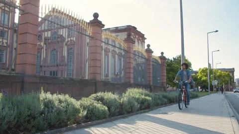 Young guy riding his bicycle in the city Vídeos de archivo 144992174