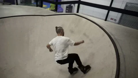 Young guy on roller skaters perform tricks Video stock 102134392