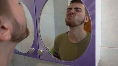 Young guy shaves his beard with a trimmer 库存影片 114751377