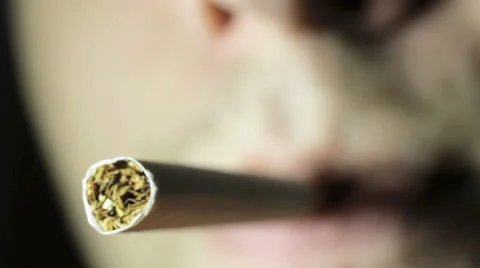 Young guy smokes cigarette closeup Vidéo 59099981
