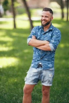 Young guy walking in the spring park. Sunny day. Vesna.Funny guy. A good mood Foto stock