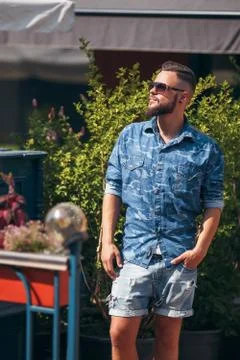 Young guy walking in the spring park. Sunny day. Vesna.Funny guy. A good mood. Stock-Fotos