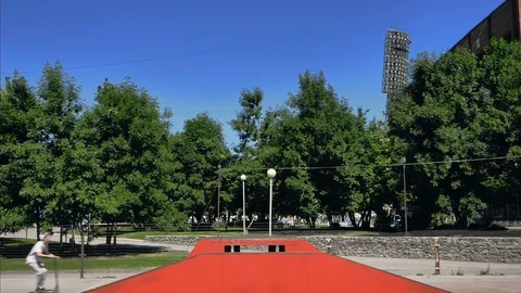 Young guys jumping and doing tricks on a scooter. 库存影片 94142560