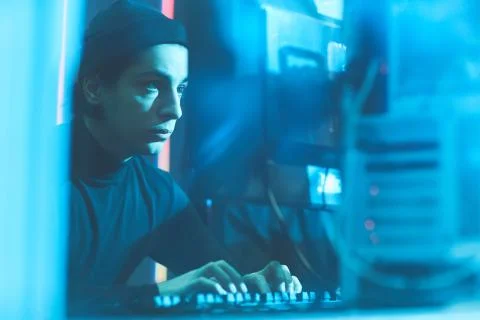 Young hacker breaking into server data Foto stock