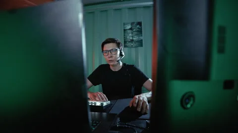 Young hacker illegally accessing computer system Vídeos de archivo 341660997