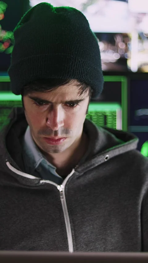 Young hacker man breaking into corporate servers from his home office Vídeos de archivo 316849949