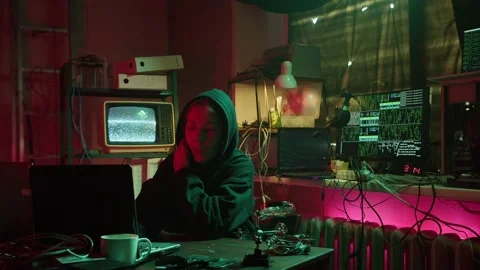 Young hacker typing on keyboard at night, breaking password, using laptop and Vídeos de archivo 160941429