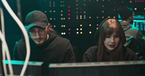 Young Hackers Breaks into Corporate Data Servers from His Underground Hideout. 库存影片 146050770