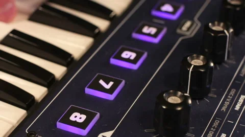 Young hands of man playing synthesizer Vidéo 62018746