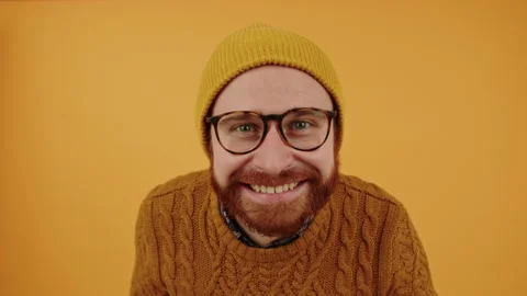 Young handsome bearded Caucasian man looking at the camera, smiling and shaking Vidéo 172506687