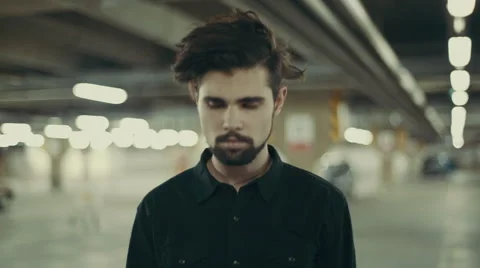 Young handsome bearded man smoking cigarette Vídeos de archivo 56274805