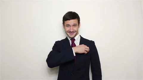 Young handsome businessman pulls a visiting card out of his pocket and stretches Vidéo 102959531