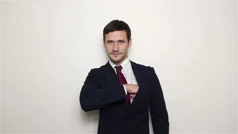 Young handsome businessman pulls a visiting card out of his pocket and stretches Vidéo 102959830