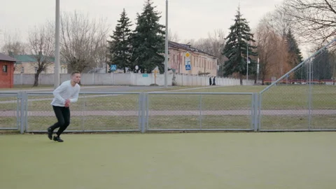 A young, handsome guy does a back flip. Parkour in town. 库存影片 106815650