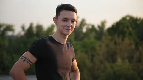 Young handsome guy at sunset backgroud Vidéo 94621702