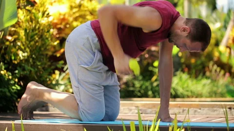 Young handsome man doing exercise with dumbbell HD Vídeo Stock 39969878