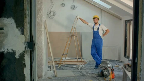 Young handyman or builder standing in house looking at the camera Vídeos de archivo 113240663