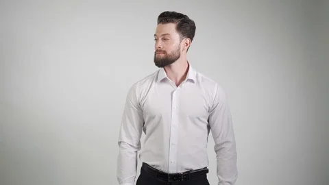 Young happy bearded man gesturing with hands and showing balance. What to choose Vidéo 114577082