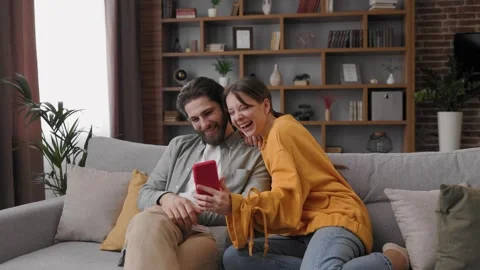Young happy couple having fun using smartphone. Boyfriend and girlfriend 스톡 동영상 291432376