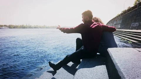 Young happy couple hugging on a date. Vidéo 92336624