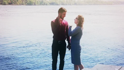 Young happy couple hugging on a date Vidéo 92336697
