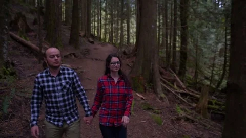 Young happy couple walking in forest Vidéo 82443834