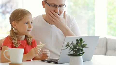 Young happy father checking emails with his cute little daughter Video stock 156012809