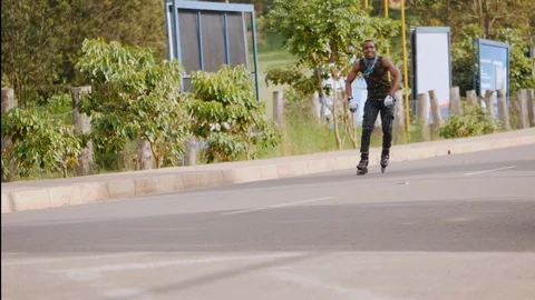 A young happy man rollerblading doing trick in slow motion. Vidéo 110818693