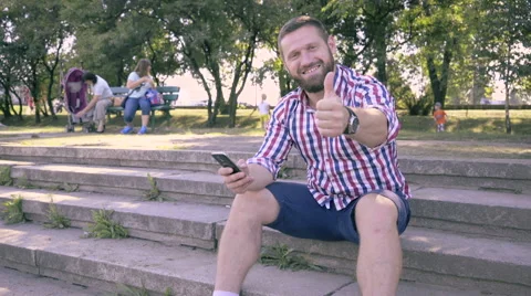 Young happy man telling to camera and shows ok. 库存影片 67240040