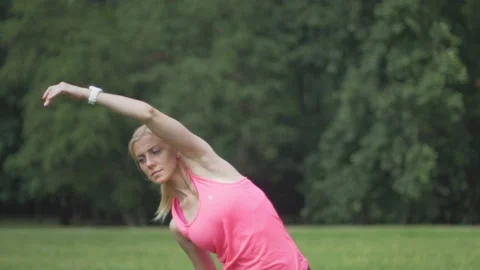 Young healthy athlete doing active fitness training in nature. Stock-Footage 132603079