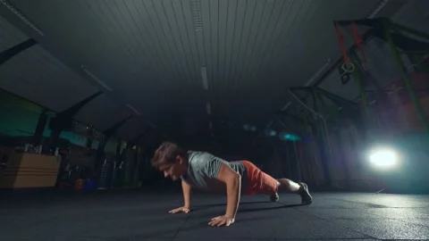 Young healthy guy doing push ups exercise Video stock 131029135