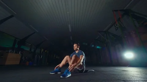Young healthy man doing situps exercise Video stock 131029735