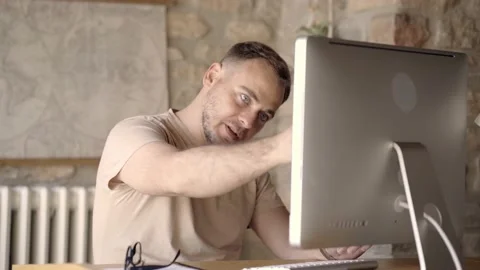 Young hipster guy drawing on a screen and making a video meeting with team co Vídeo Stock 221942128