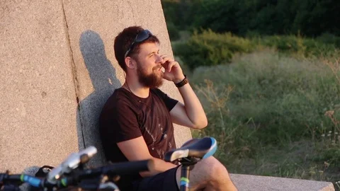 Young hipster man with his fixed gear bike talking on phone Stockbeeldmateriaal 83703684
