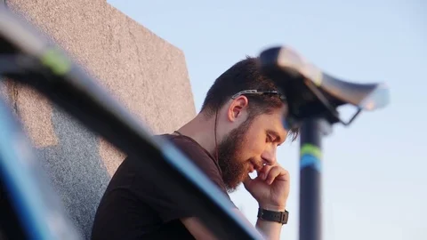 Young hipster man with his fixed gear bike talking on phone Vídeo Stock 83703747