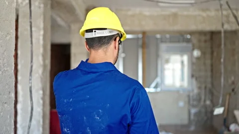 Young hispanic man worker wearing hardhat standing backwards at constructio.. 스톡 동영상 249940947