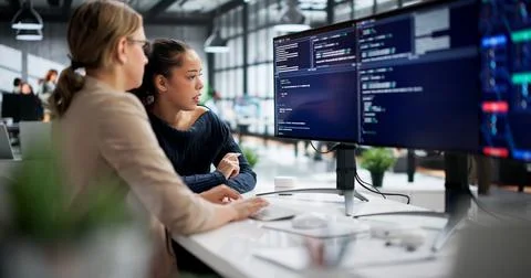 Young Hispanic Woman Programming Software Applications On Computer For Client Foto stock