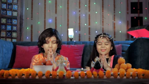Young Indian brother and his cute sister doing Puja on the auspicious festival Vídeos de archivo 162881175