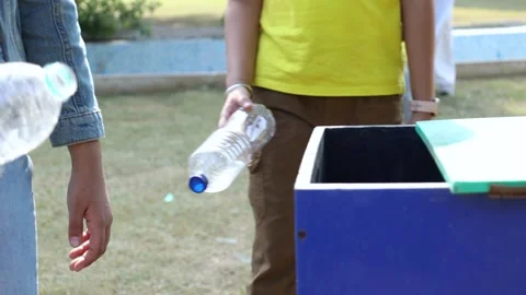 Young indian children throwing plastic bottles into a trash. Garbage recycl.. Vídeos de archivo 329091926