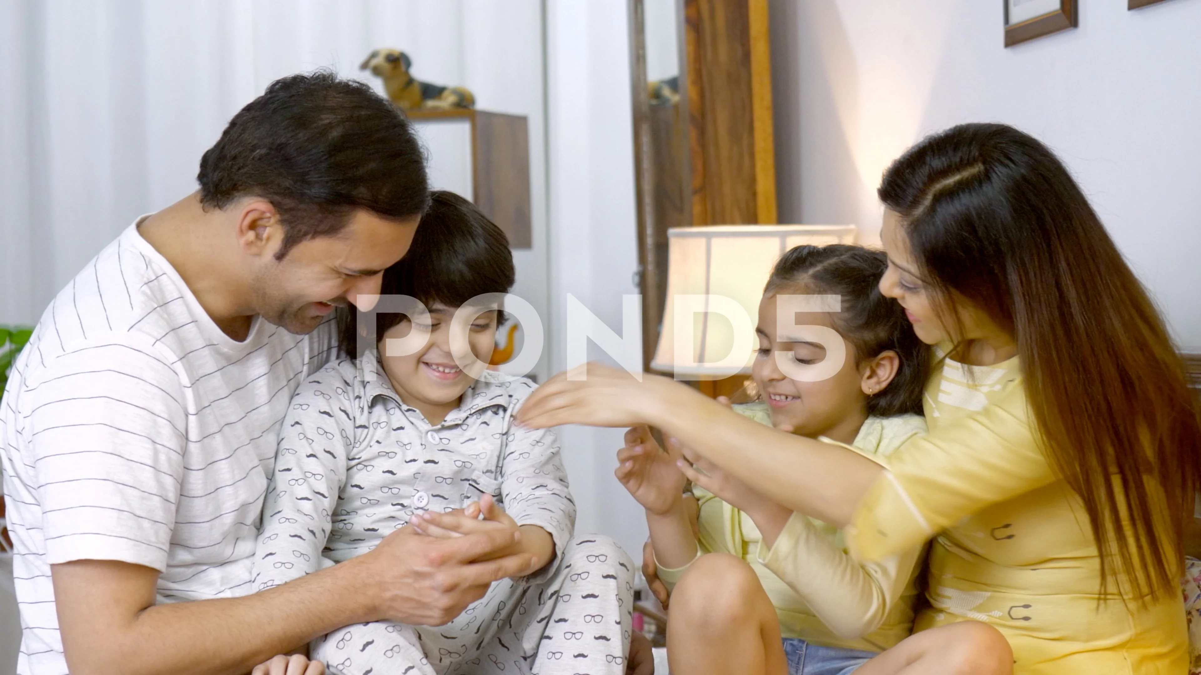 Школа 132 баку гусина. First child before. Мама ведет ребенка в школу. First child before. Грег киннир жена и дети.