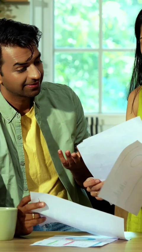 Young Indian couple in a serious argument over finance and documents in kitchen Vídeo Stock 342689127
