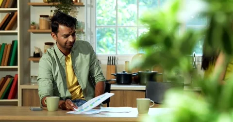 Young Indian couple in a serious argument over finance in kitchen Vídeo Stock 342691735