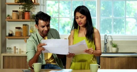 Young Indian couple in a serious argument over finance and documents in kitchen Vídeo Stock 342691876