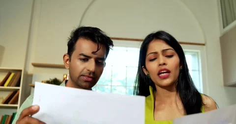 Young Indian couple in a serious argument over finance and documents in kitchen Vídeo Stock 342692001
