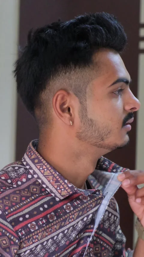 Young Indian man feeling hot and uncomfortable due to summer heat Vidéo 332887160