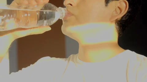 Young Indian man, Latino, drinking water, unrecognizable man hydrating after exe Video stock 323390873