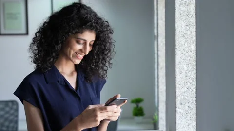 Young Indian woman while using smart phone for chatting. Vídeo Stock 170229553