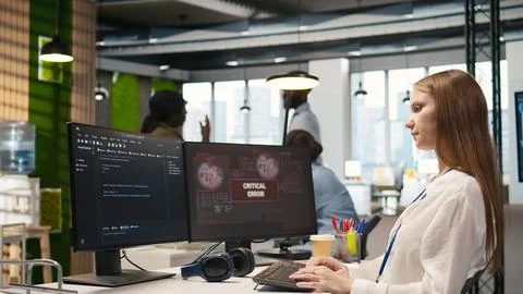 Young inexperienced developer in office struggling to fix critical error Foto stock